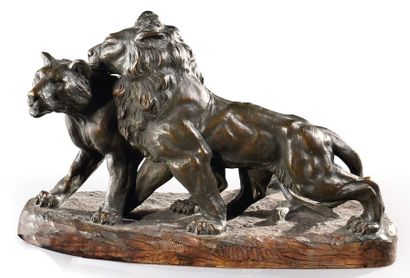 PESCRA 
Important groupe en terre cuite à patine bronze figurant un lion et une lionne.
Signé...