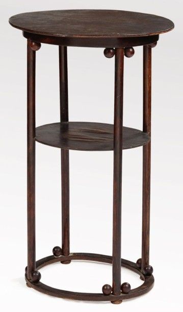 JOSEF HOFFMANN, modèle de 
Guéridon en hêtre teinté à deux plateaux circulaires superposés...