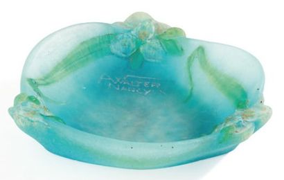 Almaric Walter (1870-1959) 
Coupe en pâte de verre polylobée verte d'eau à décor...