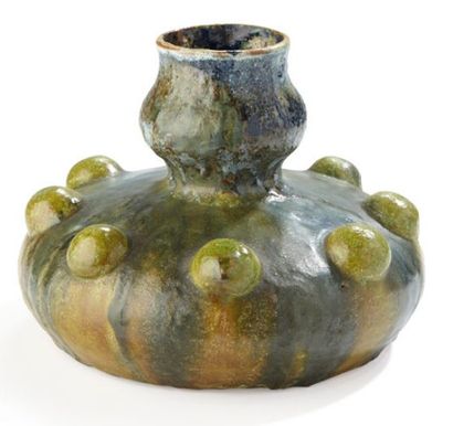 TRAVAIL FRANÇAIS 1900 
Vase en céramique émaillée verte nuancée jaune et bleue, à...