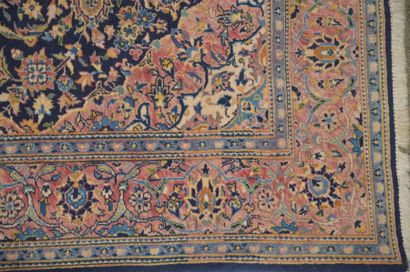 null KACHAN (Iran) Tapis en laine à décor de motifs floraux sur fond bleu nuit à...