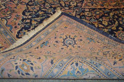 null KACHAN (Iran) Tapis en laine à décor de motifs floraux sur fond bleu nuit à...