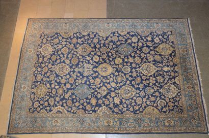 null GHOUM (Iran) Tapis en laine et soie à décor de motifs floraux sur champ bleu....