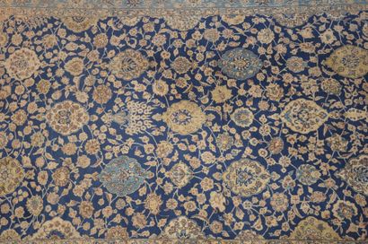 null GHOUM (Iran) Tapis en laine et soie à décor de motifs floraux sur champ bleu....