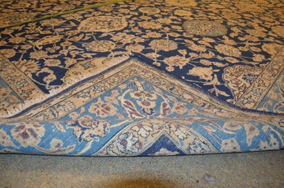 null GHOUM (Iran) Tapis en laine et soie à décor de motifs floraux sur champ bleu....