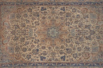 null Trés fin NAIN CHICHLA (Iran) Tapis en laine kork et soie à décor de motifs floraux...