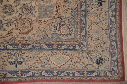 null Trés fin NAIN CHICHLA (Iran) Tapis en laine kork et soie à décor de motifs floraux...