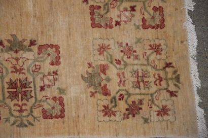 null CHOBI (Pakistan) Tapis à décor de motifs floraux rouge sur champ beige 196 x...