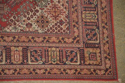 null DJOCHAGAN (Iran) Tapis en laine à décor de motifs géométriques sur fond rouge...