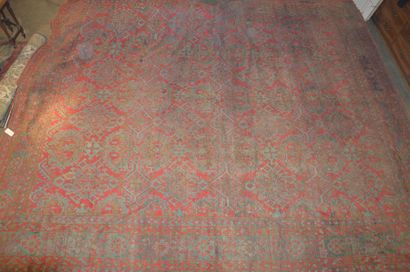 null SMYRNE (Turquie) Important tapis à décor géométrique sur fond rouge Début XXème...