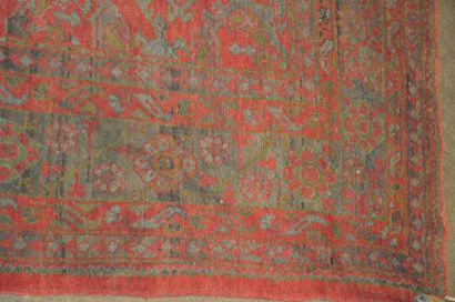 null SMYRNE (Turquie) Important tapis à décor géométrique sur fond rouge Début XXème...