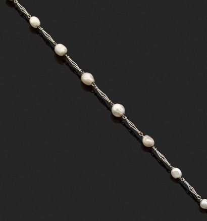null Chaine en or gris 18k sertie de perles baroques.
Poids brut: 9.16gr