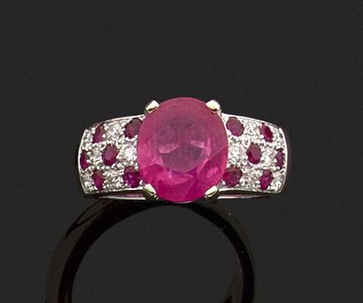 null Bague jonc en or gris 18k orné d'un rubis rose/orangé de taille ovale réhaussé...