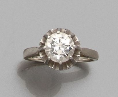 null Bague en or gris 18k sertie d'un diamant solitaire de taille brillant.
Poids...