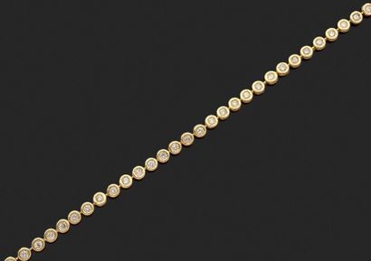 null Bracelet articulé en or jaune 18k serti clos de diamants de taille brillant.
Long.:...