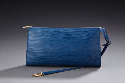 LOUIS VUITTON Trousse en cuir épi bleu Dim: 21 x 11,5 cm Très bon état
