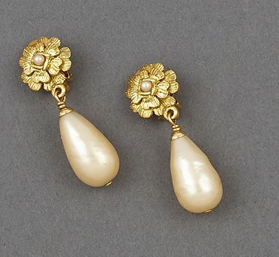 CHANEL Paire de pendants clips d'oreille en métal doré à l'imitation d'une fleur,...