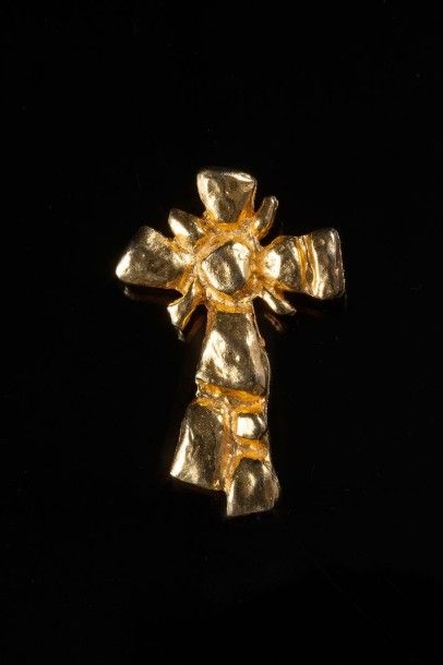 Christian LACROIX Broche doré en forme de croix H: 5.5 cm