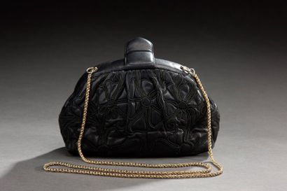 Judith LEIBER Petit sac de soirée en cuir froissé noir et gaufré de fleurs surpiquées...