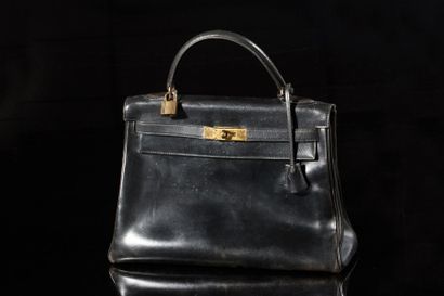 HERMES Paris Sac Hermès modèle "Kelly 32 cm" en cuir noir, modèle vintage, ornement...