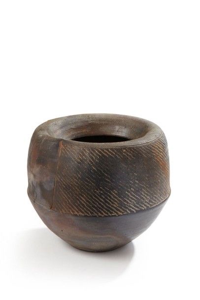 Eric ASTOUL (né en 1954) Vase en grès brut cuisson bois Signé H: 22 cm D: 25 cm