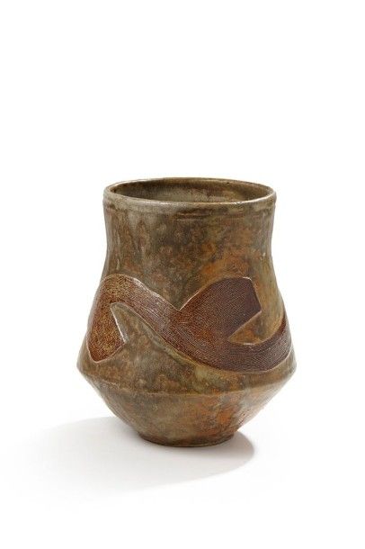 JEAN LERAT (1913-1992) Vase en grès a décor scarifié en relief sur le pourtour, émail...