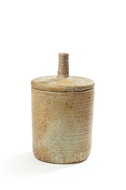 PAUL BEYER (1873-1945) Pot couvert cylindrique en grès, la prise de forme allongée...