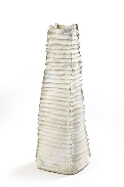 Françoise BLAIN (XX) Imposant vase "zigouratte" en grès émaillé blanc Signé 2014...