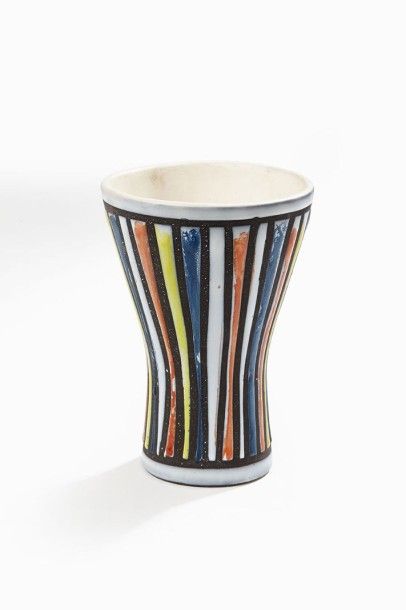ROGER CAPRON (1922-2006) Vase diabolo faience stannifère, émail blanc à décor de...