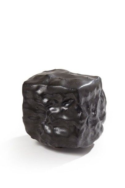 Bernard DAVID (XX) Sculpture cube en grès émaillé noir Signé H: 13,5 cm P: 12 cm...