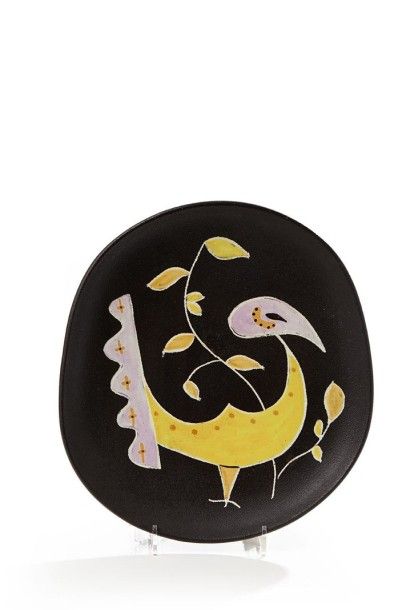 Marcel GIRAUD (1897-1985), VALLAURIS Assiette en faience à décor d'un oiseau jaune...