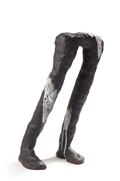 Mia JENSEN (XX) Paire de jambes, émail blanc sur fond noir Signée 2015 L: 51 cm