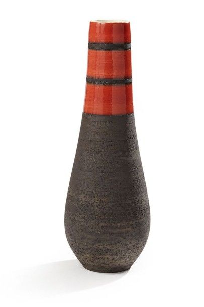 Kristin Mc Kirdy (née en 1958) Vase noir de forme pansue à décor de bandes rouges...
