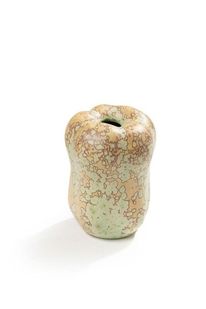 Yves LAMBEAU (né en 1942) Vase «poivron» Signé H: 13 cm