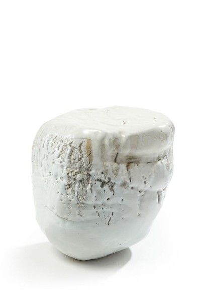 Agathe LARPENT (née en 1946) Sculpture de forme cubique, émail blanc laiteux circa2000...