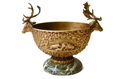 FRATIN (d'après) «Coupe de chasse»
Bronze ciselé, à décor sur une face de chiens...