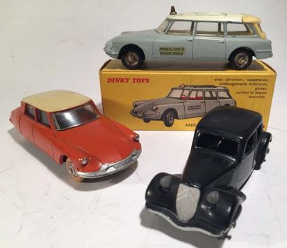 null Lot de 3 DINKY TOYS comprenant une CITROEN TRACTION 11 BL ref 24 N 2, une CITROEN...