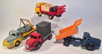 null Lot de 4 camions DINKY TOYS comprenant un multi benne UNIC ref 38 A, un camion...