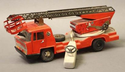 null Lot de deux véhicules miniatures:
- Un camion fourgonette "POSTES Caisse d'Epargne",...