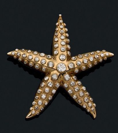 RENE BOIVIN 
Broche "étoile de mer" en or jaune facetté entièrement sertie de diamants...