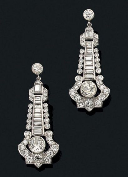 null Paire de pendants d'oreilles en or gris 18k et platine sertis de diamants de...