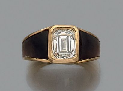 MAUBOUSSIN Bague modèle "Nadia"en or jaune 18k sertie clos d'un diamant taille émeraude,...