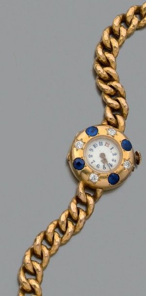 null Bracelet en or jaune martelé 18k orné d'une montre ronde sertie de saphirs et...