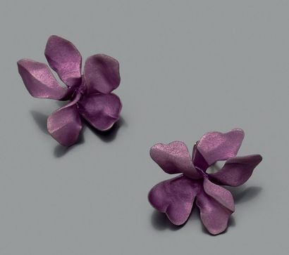JAR "Violette"

Paire de boucles d'oreilles figurant deux fleurs, les pétales en...