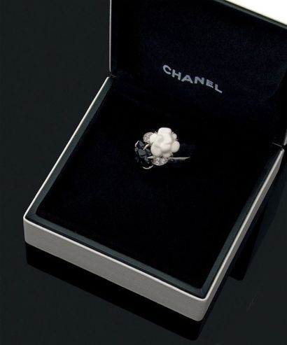 CHANEL Bague en or gris 18k "Camélia" en onyx et agate blanche sertie de diamants.

Signée....