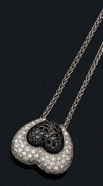 null Collier en or gris 18k orné d'un motif "coeur" stylisé serti de diamants de...