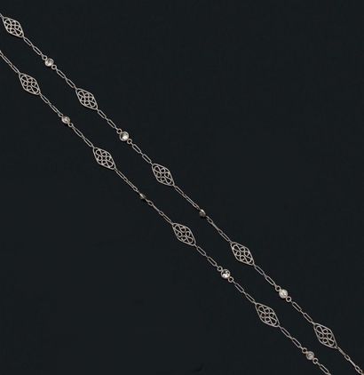 null Chaine en or gris 18k composée de motifs ajourés alternés de diamants de taille...