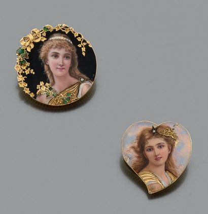 null Lot de deux broches en or jaune 18k à décor ciselé et émaillé d'un portrait...