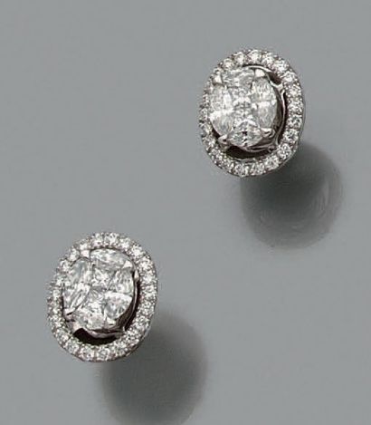 null Paire de motifs d'oreilles en or gris 18k sertis de diamants de taille brillant,...