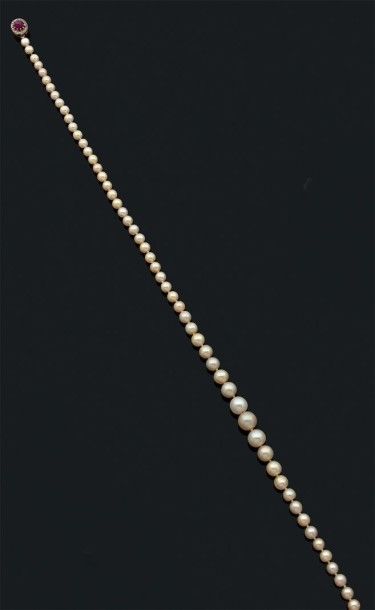 Collier composé d'une chute de 82 perles...